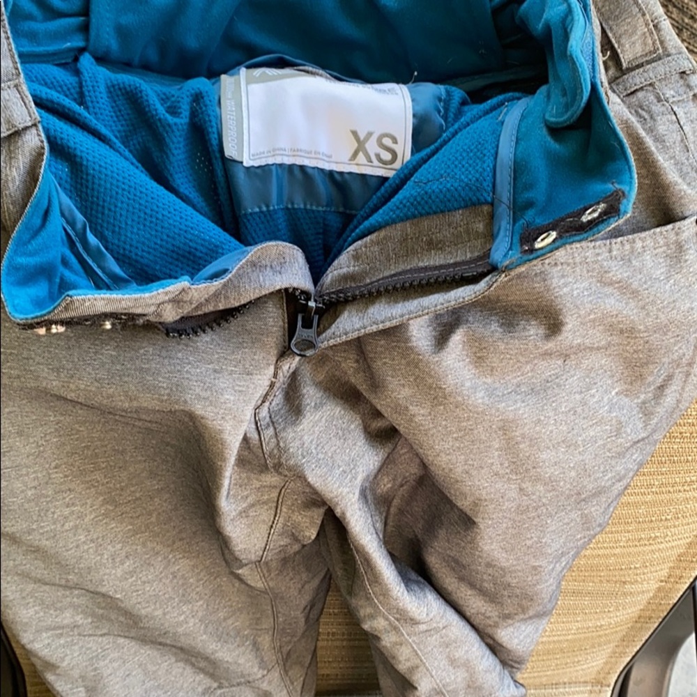 Girls aperture size XS snowboard pants